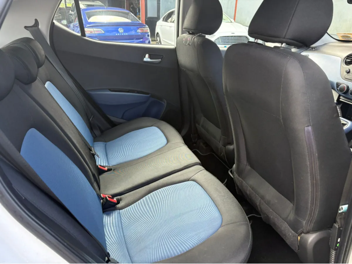 Hyundai i10 DELUXE 4DR - Image 4