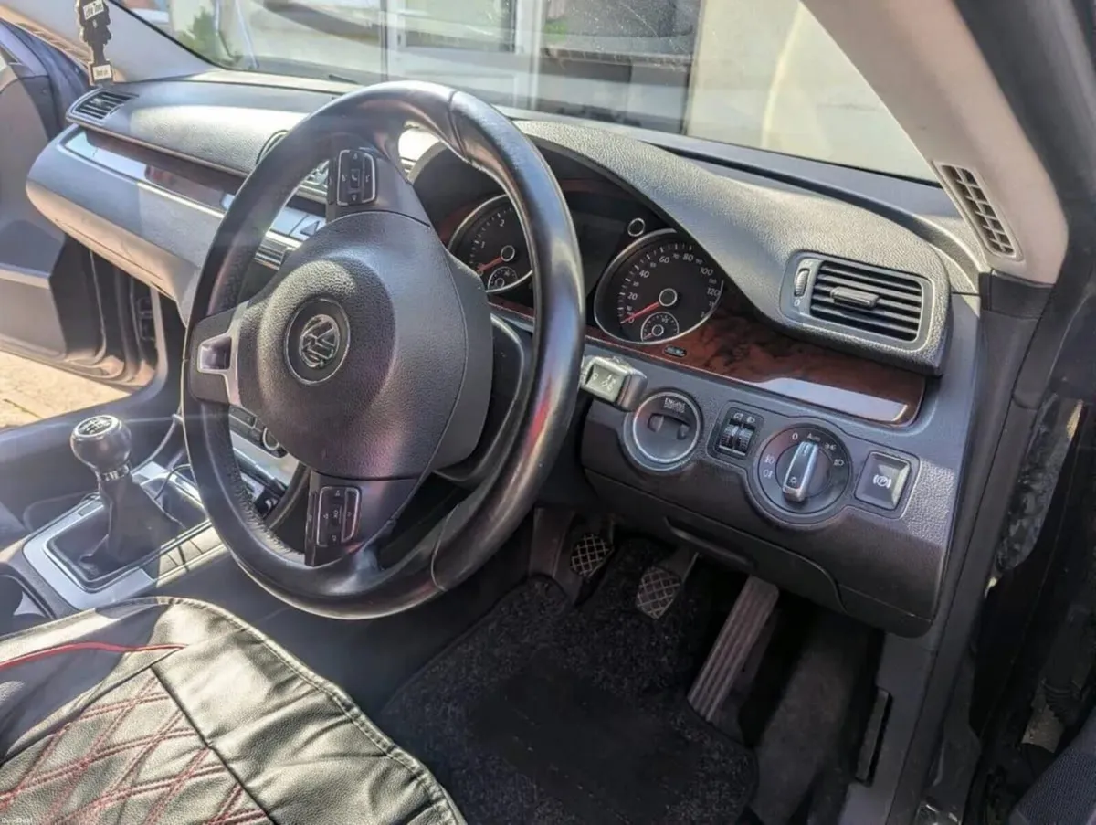 Volkswagen Passat 2009 - Image 4
