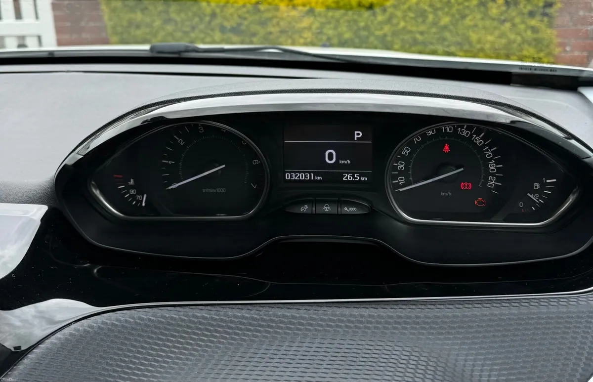 Peugeot 2008 2017 Allure 1.2 110 Automatic - Image 2