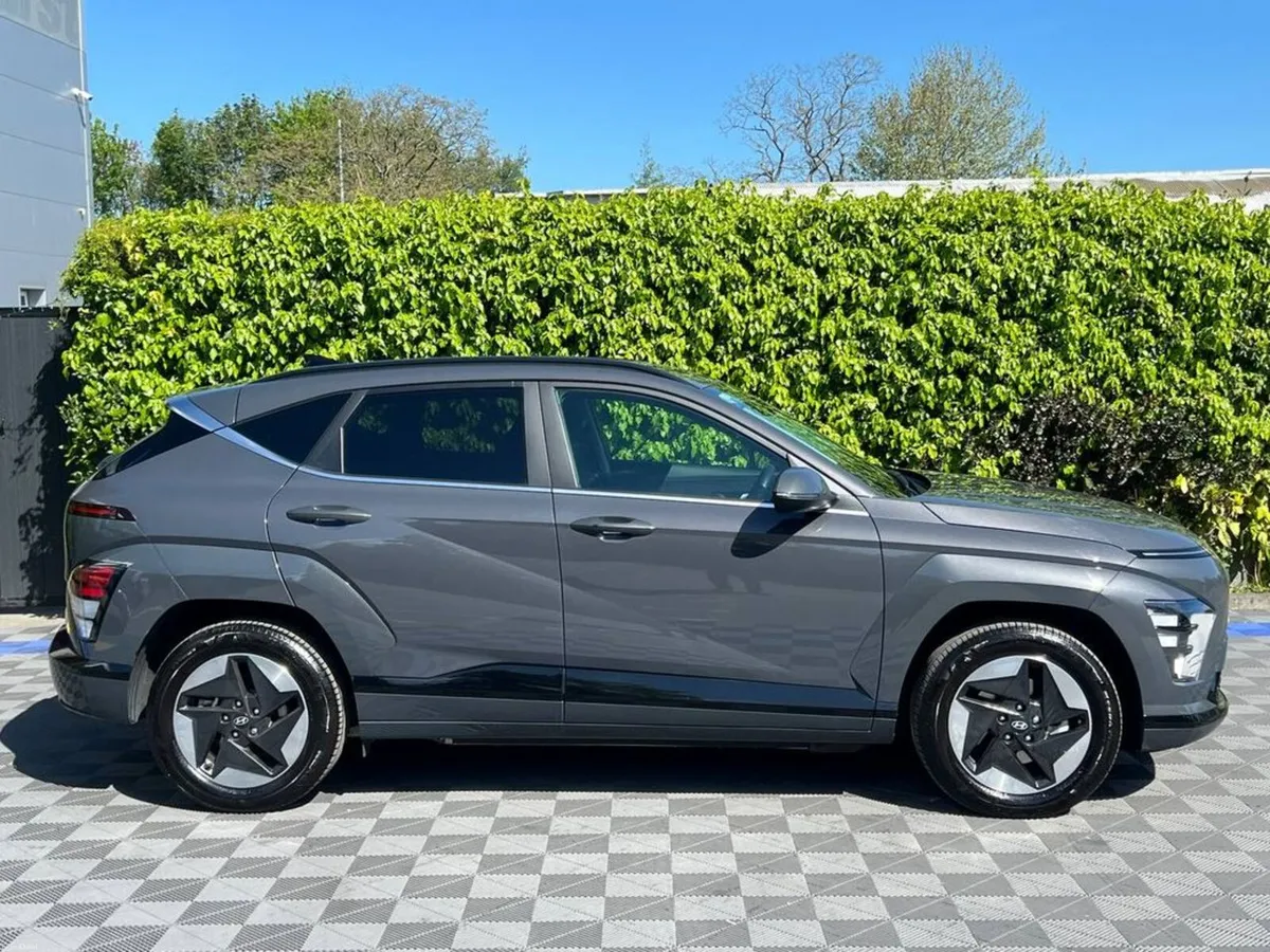 Hyundai KONA E ADVANCE LONG RANGE 65.4 KWH // ONLY - Image 2