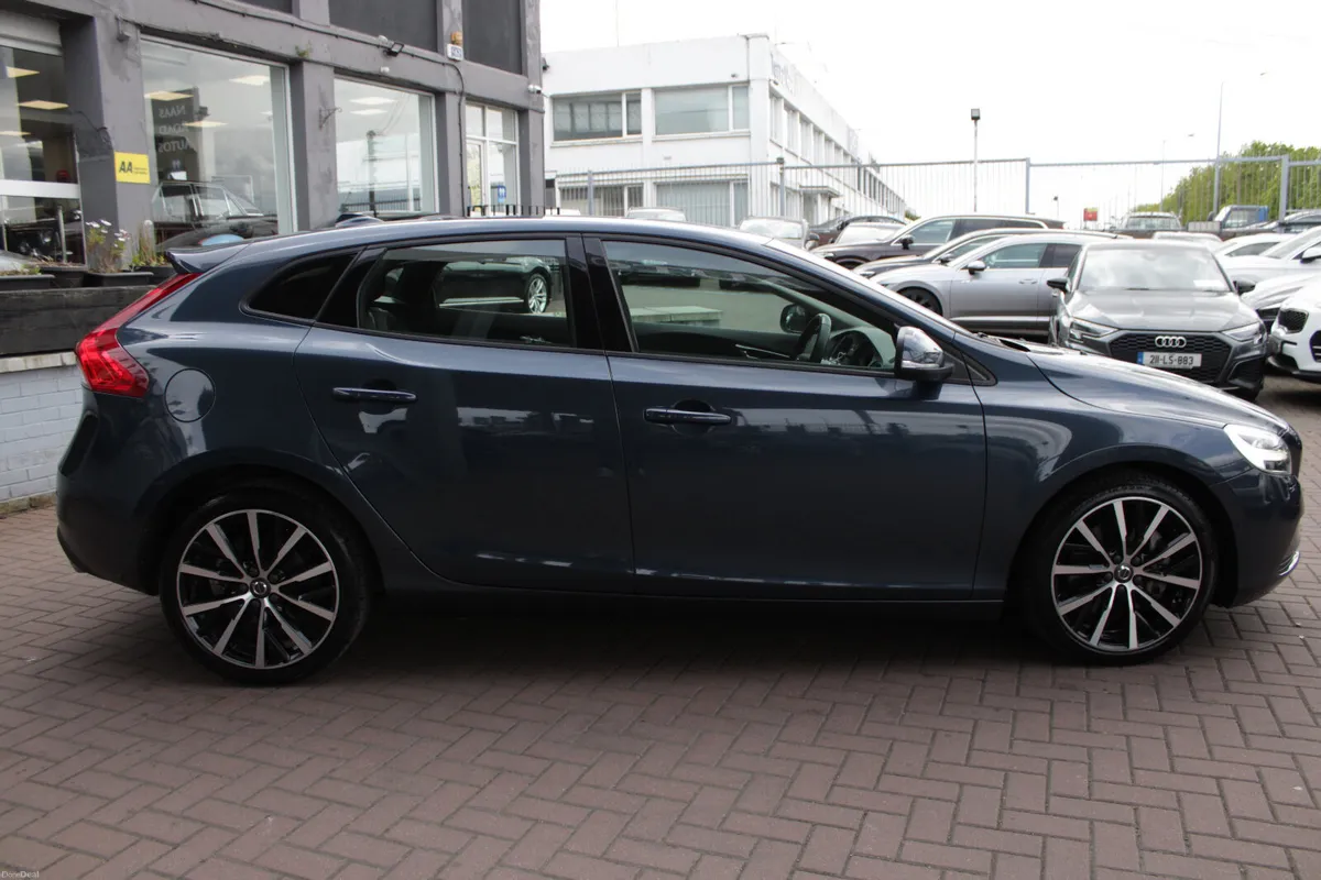 2018 VOLVO V40 2.0 D4 5DR HATCHBACK - Image 3