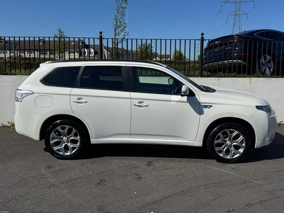 Mitsubishi Outlander 2.0 AUTOMATIC HYBRID 2015 - Image 5