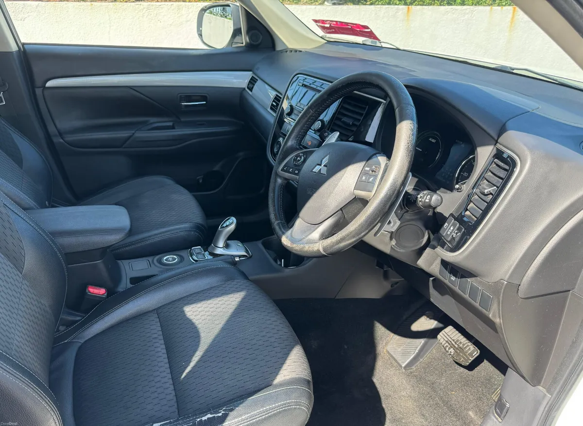 Mitsubishi Outlander 2.0 AUTOMATIC HYBRID 2015 - Image 4