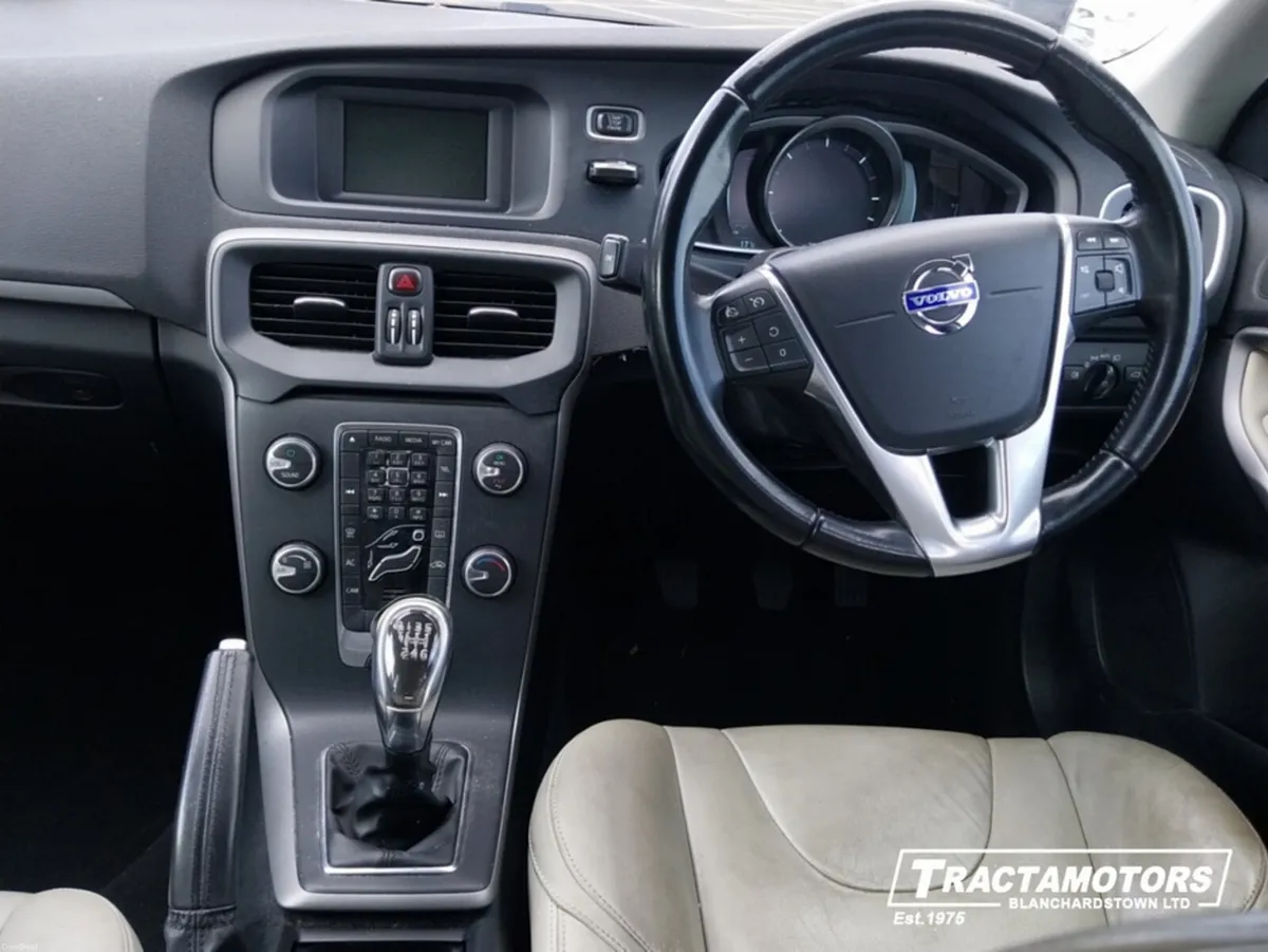Volvo V40 D2 SE 5DR - Image 2