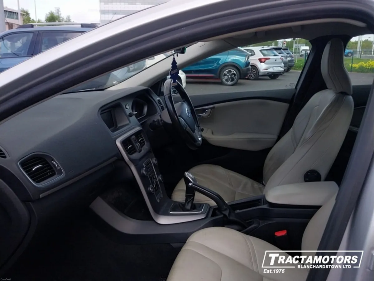 Volvo V40 D2 SE 5DR - Image 4