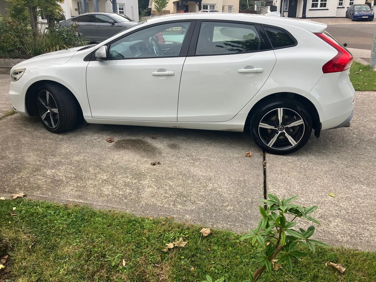 Volvo V40 D2 R-Design - Image 4