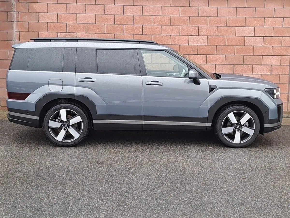 Hyundai Santa Fe 4 Wheel Drive Premium Model - Image 4