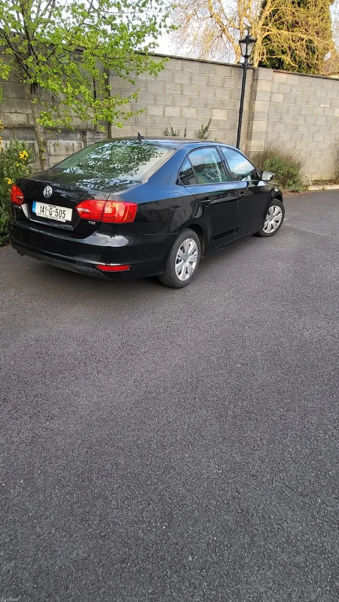 Volkswagen Jetta 2014 - Image 2