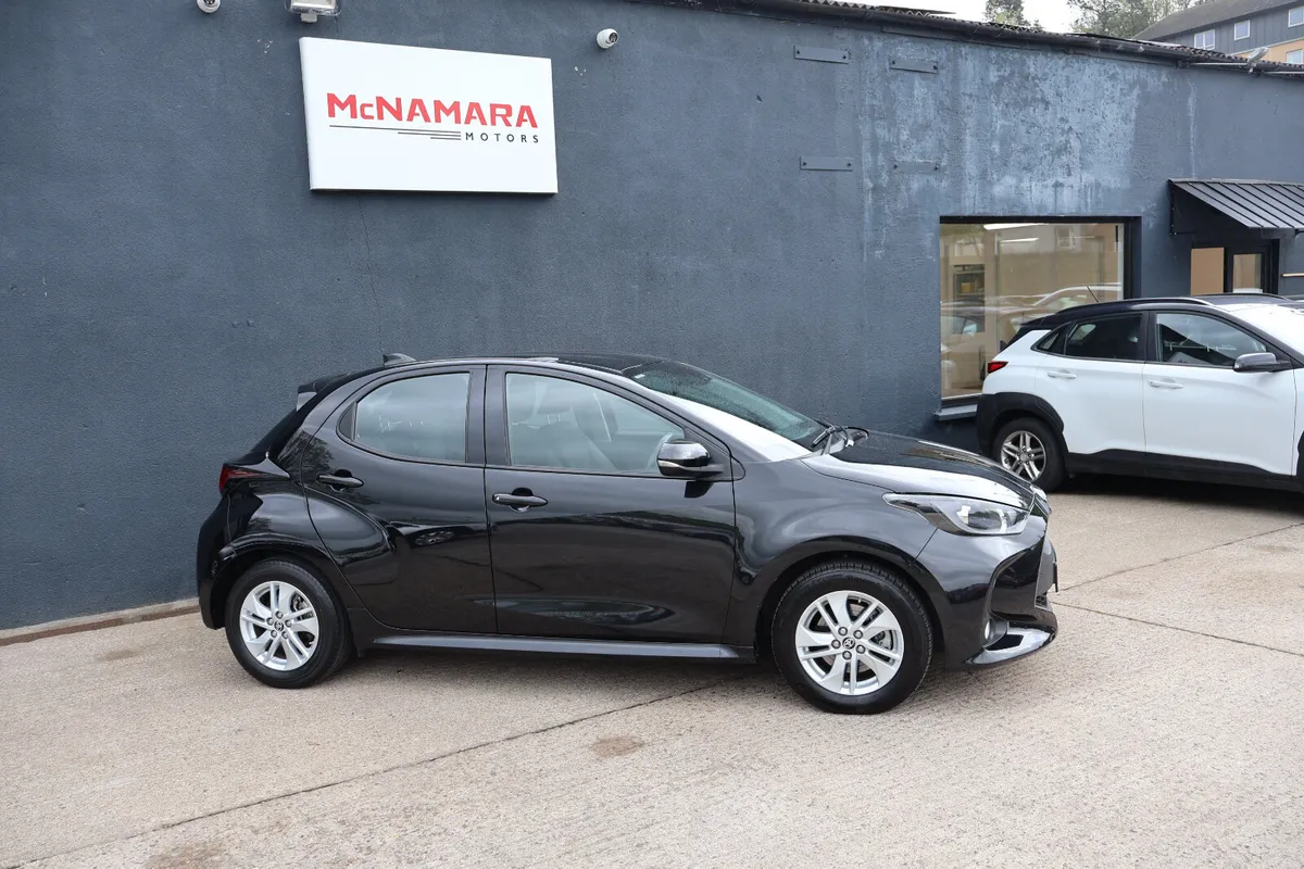 Toyota Yaris Luna Auto Hybrid 12 months Warranty! - Image 2
