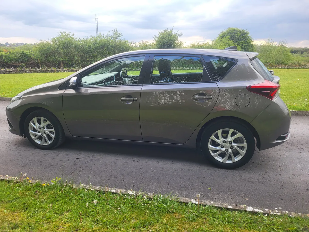 Toyota Auris  1.3 petrol   LOW KMS. - Image 4