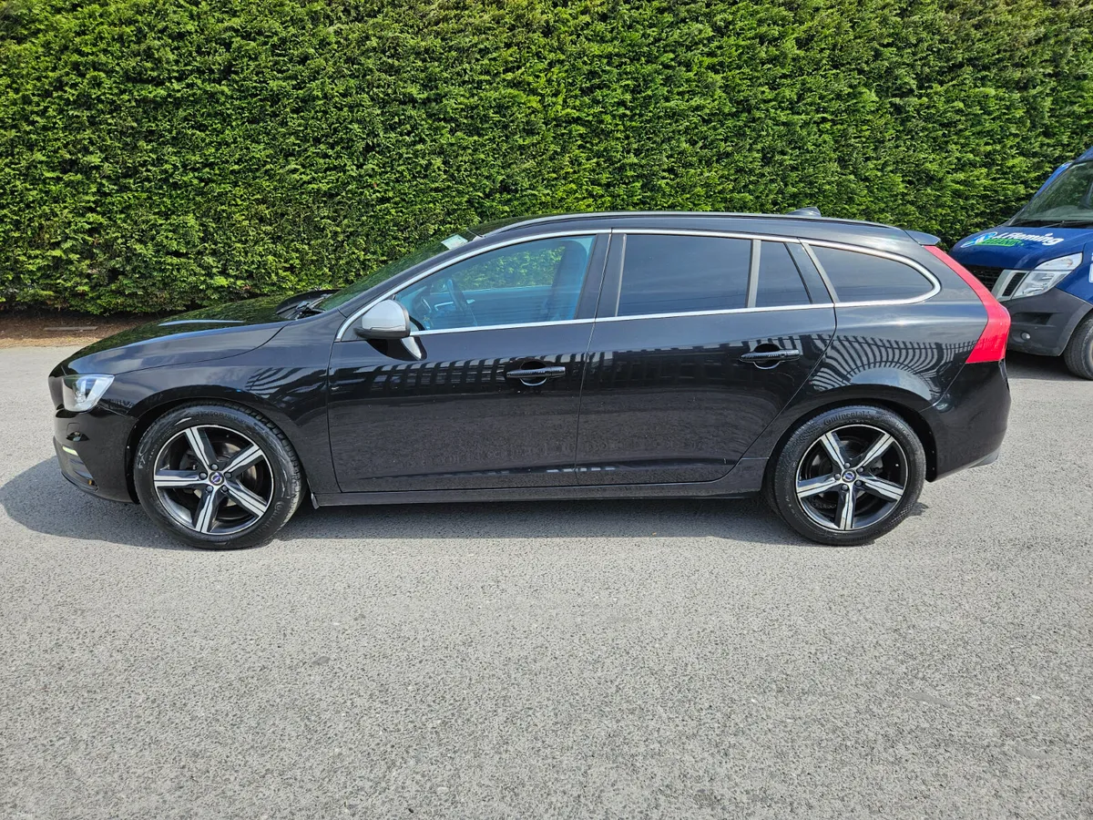 Volvo V60 2017 2.0 D3 150 SE R DESIGN ESTATE - Image 3