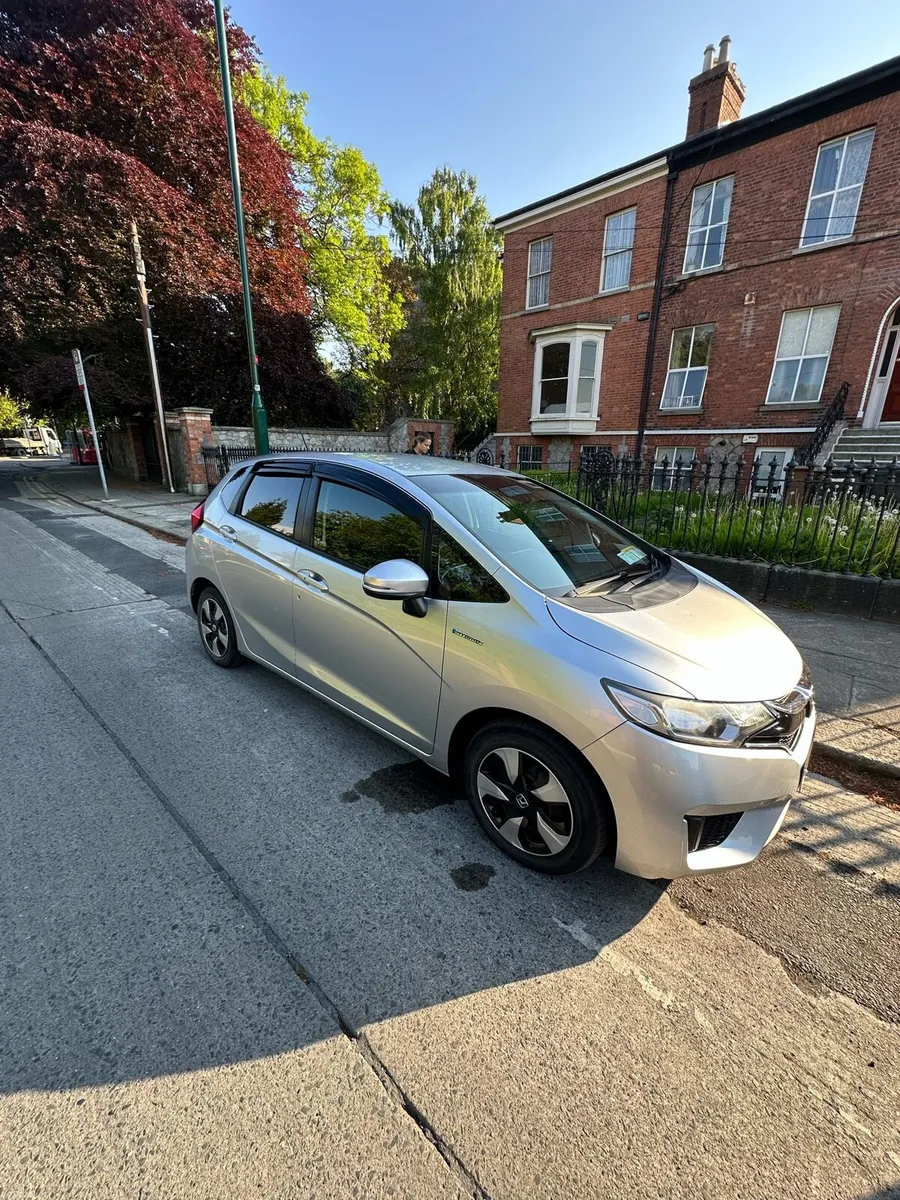 Honda Fit 2017 Hybrid Auto - Image 3