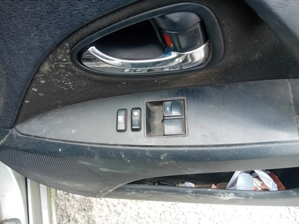 Toyota Avensis 2011 - Image 2