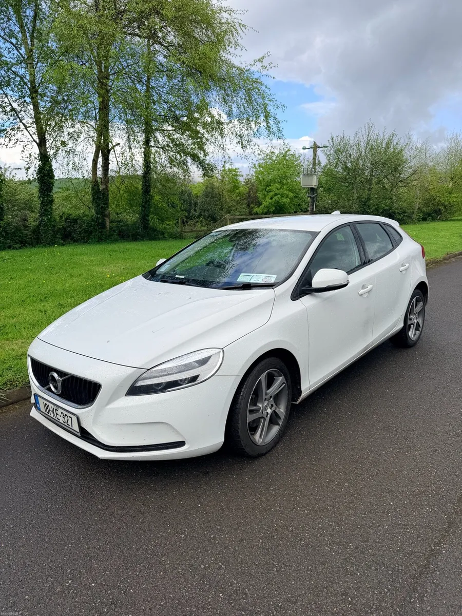 Volvo V40 Momentum Edition - Image 1