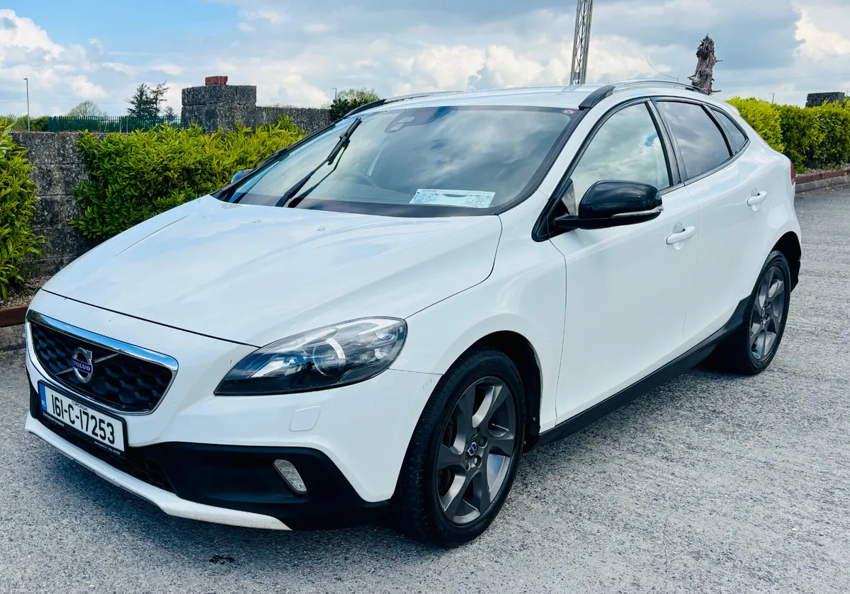 Volvo V40 2016 DIESEL AUTOMATIC - Image 1