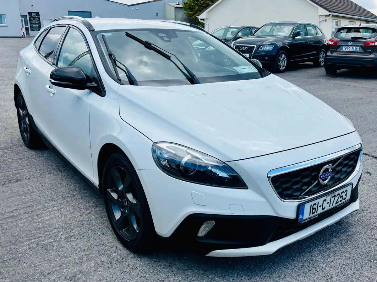Volvo V40 2016 DIESEL AUTOMATIC - Image 2