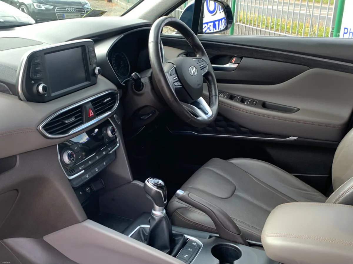 Hyundai Santa Fe 2020 7 seater executive - Image 3