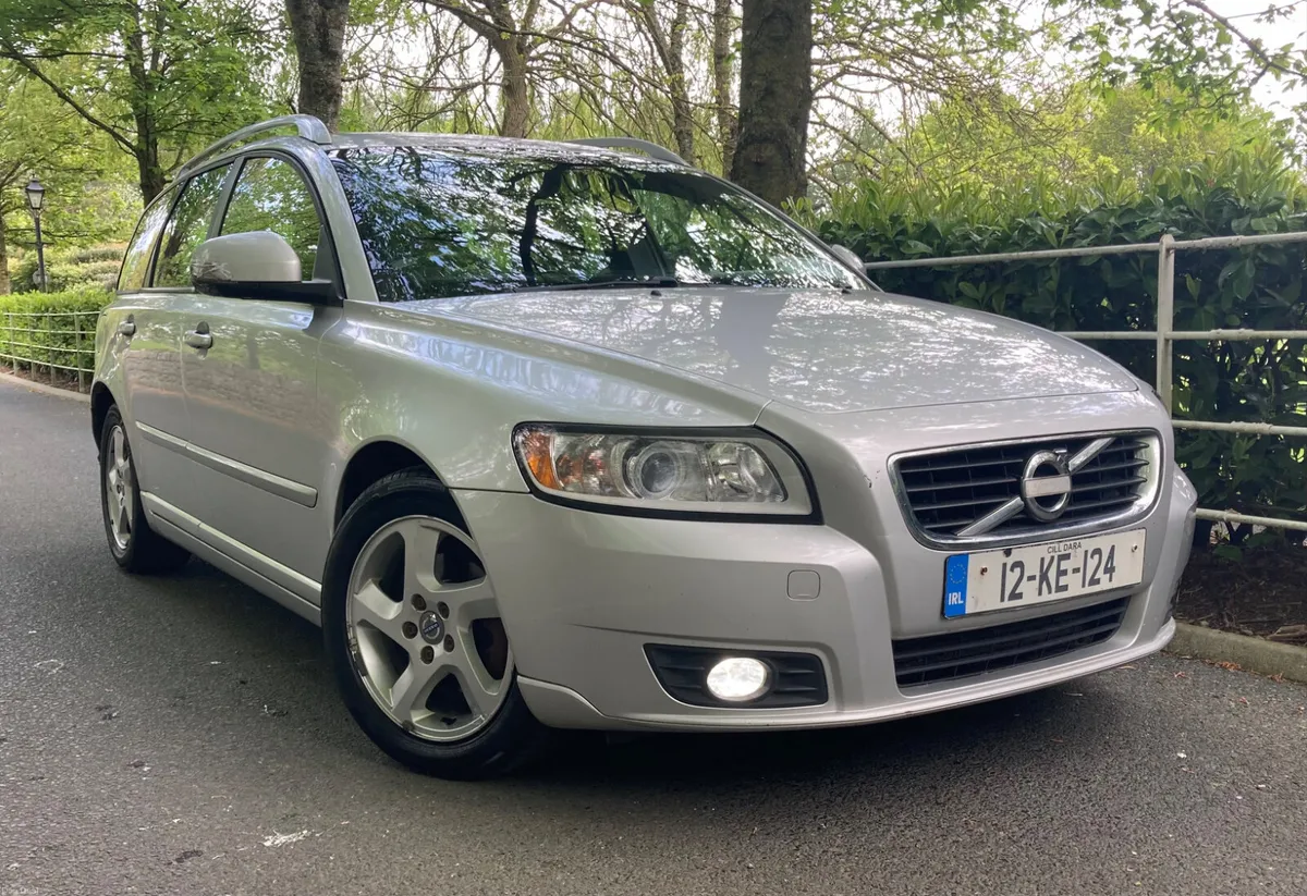 Volvo V50  Estate 1.6 D2 Exclusive Edition - Image 2