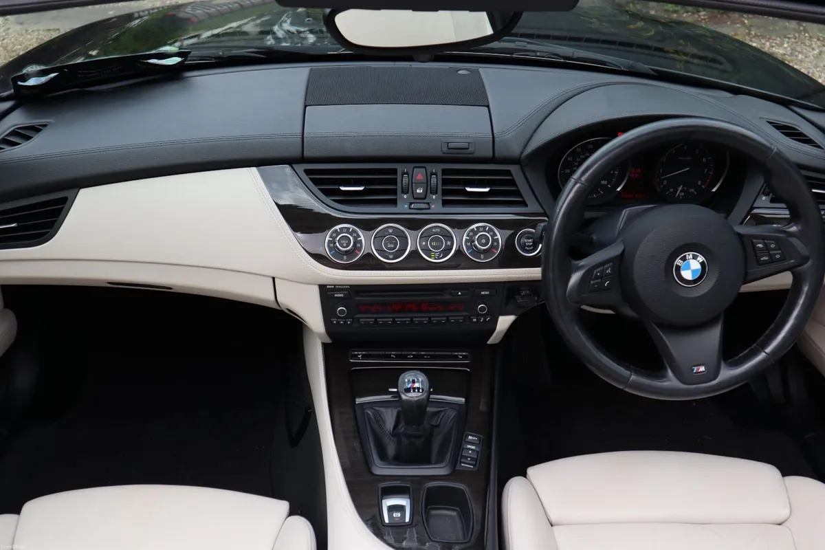 BMW Z4 2010 - Image 2