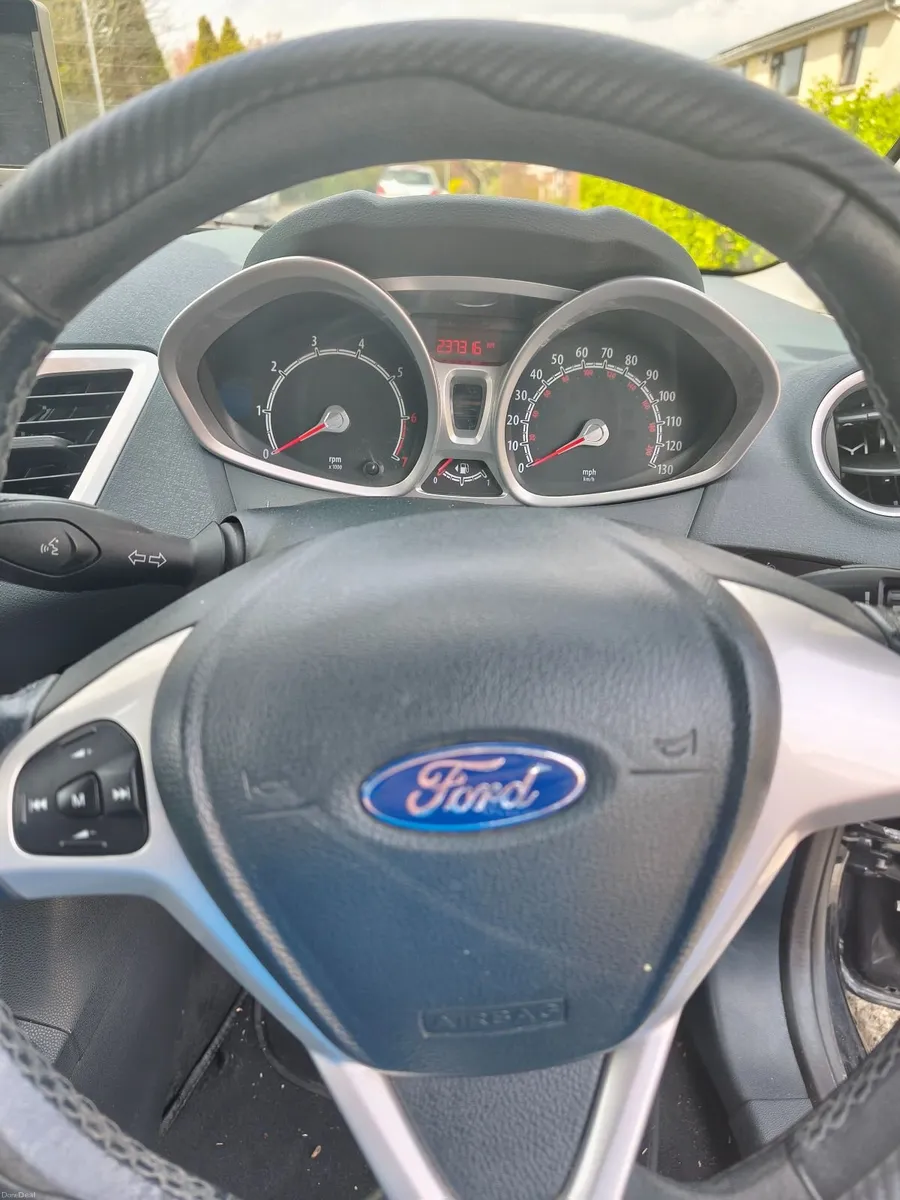 Ford Fiesta 2010 - Image 2