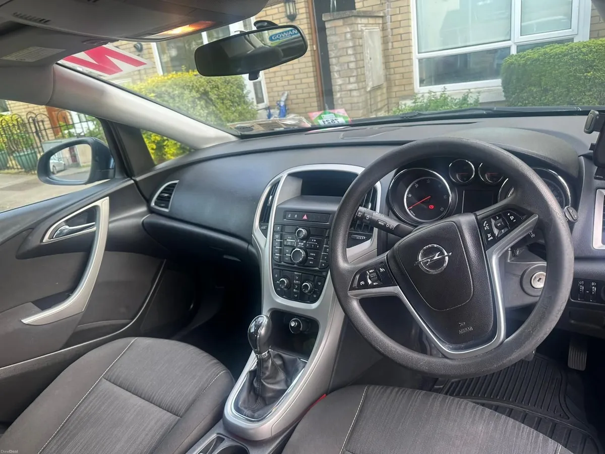Opel Astra 2011 - Image 3
