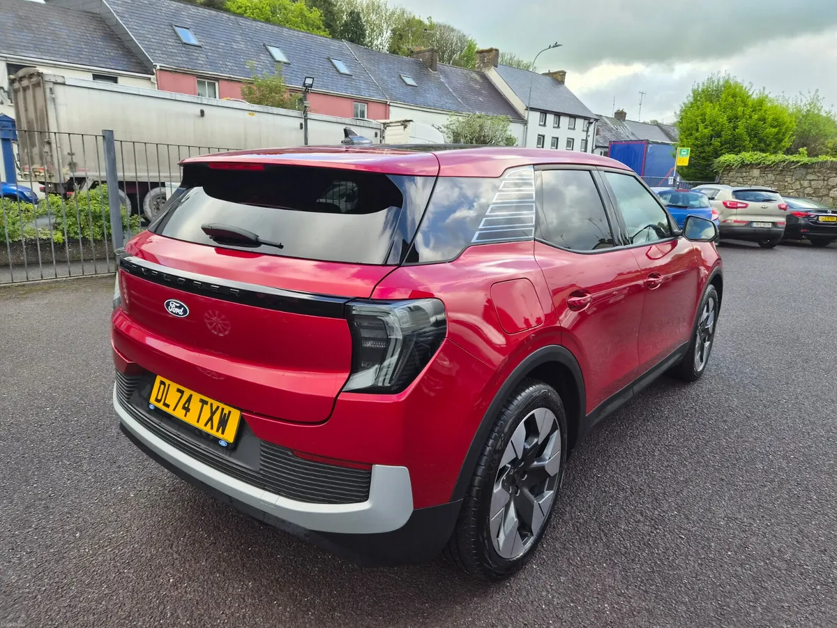 2025 Ford Explorer Premium Extended Range 77kWh EV - Image 6