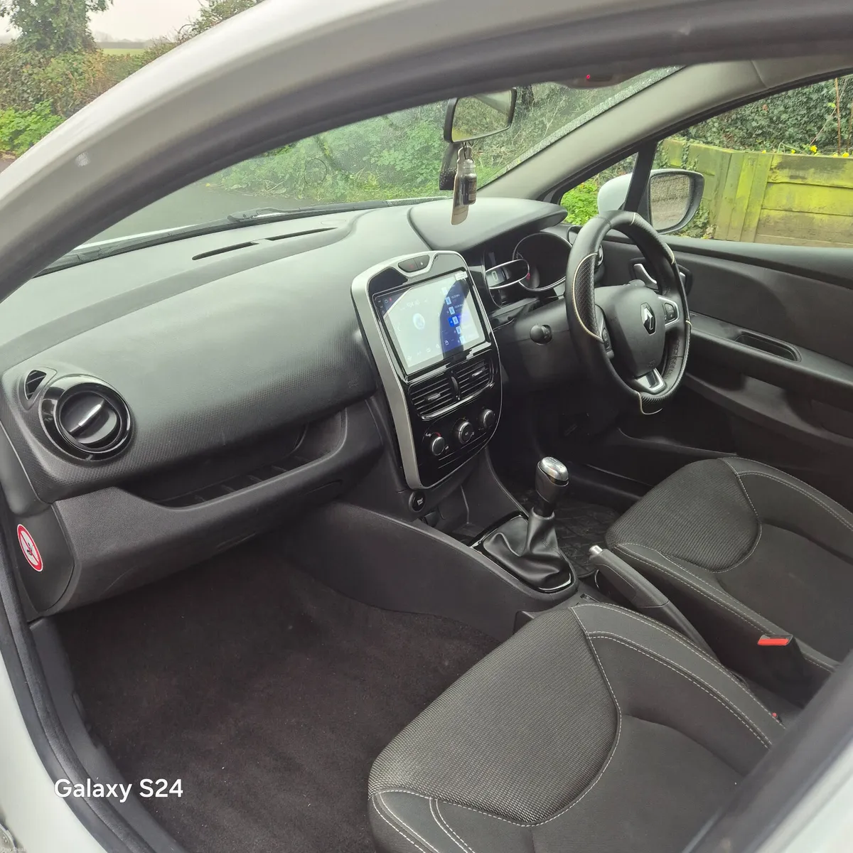 Renault Clio 2019 1.0 petrol manual - Image 3
