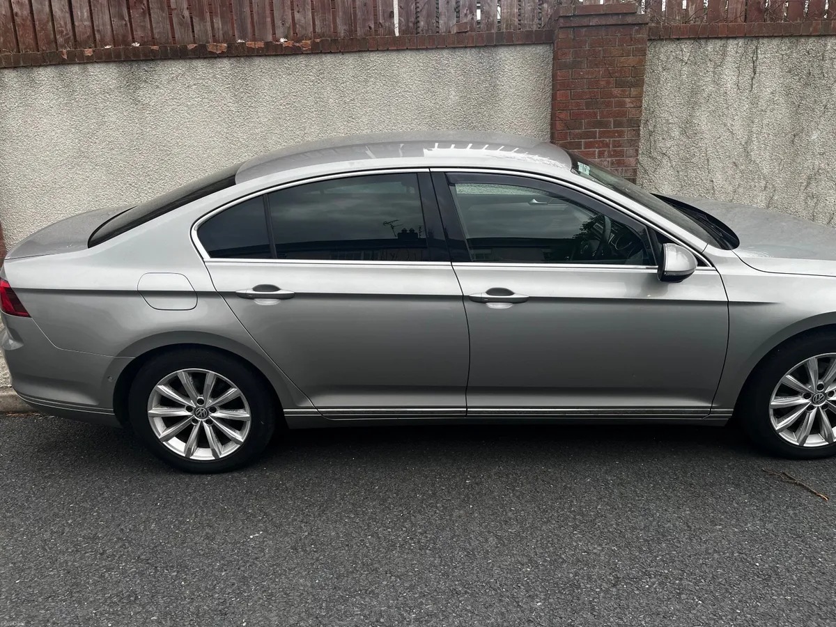 Volkswagen Passat 2016 - Image 2