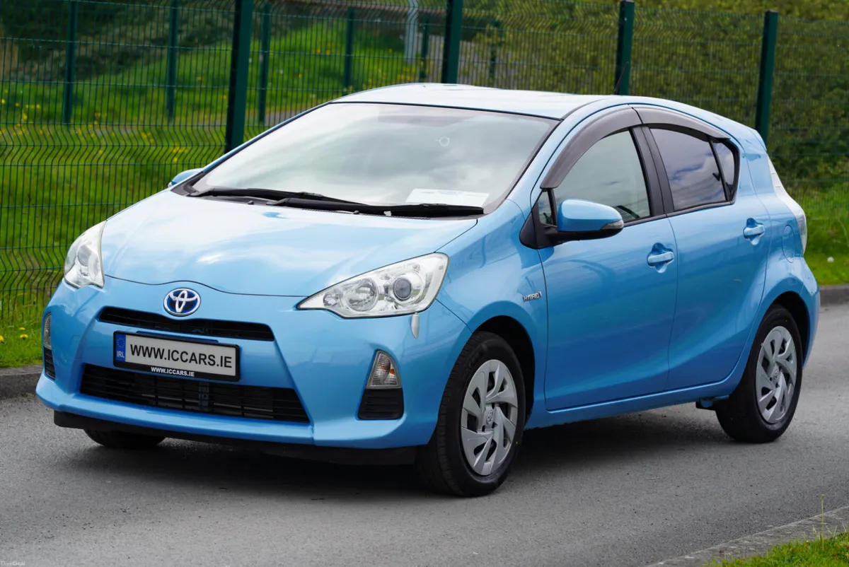2014 TOYOTA AQUA HYBRID AUTO 33,000 KM - Image 2