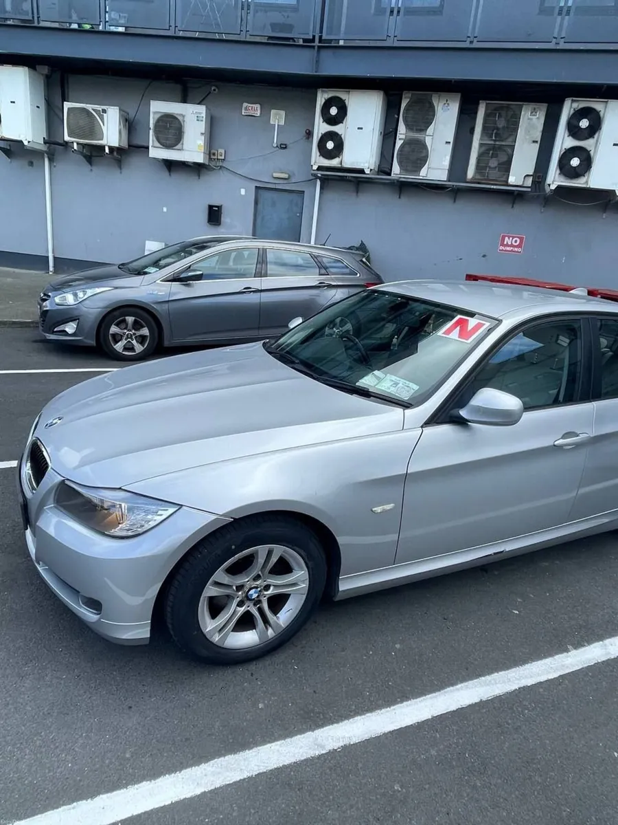 BMW 3-Series 2011 - Image 2