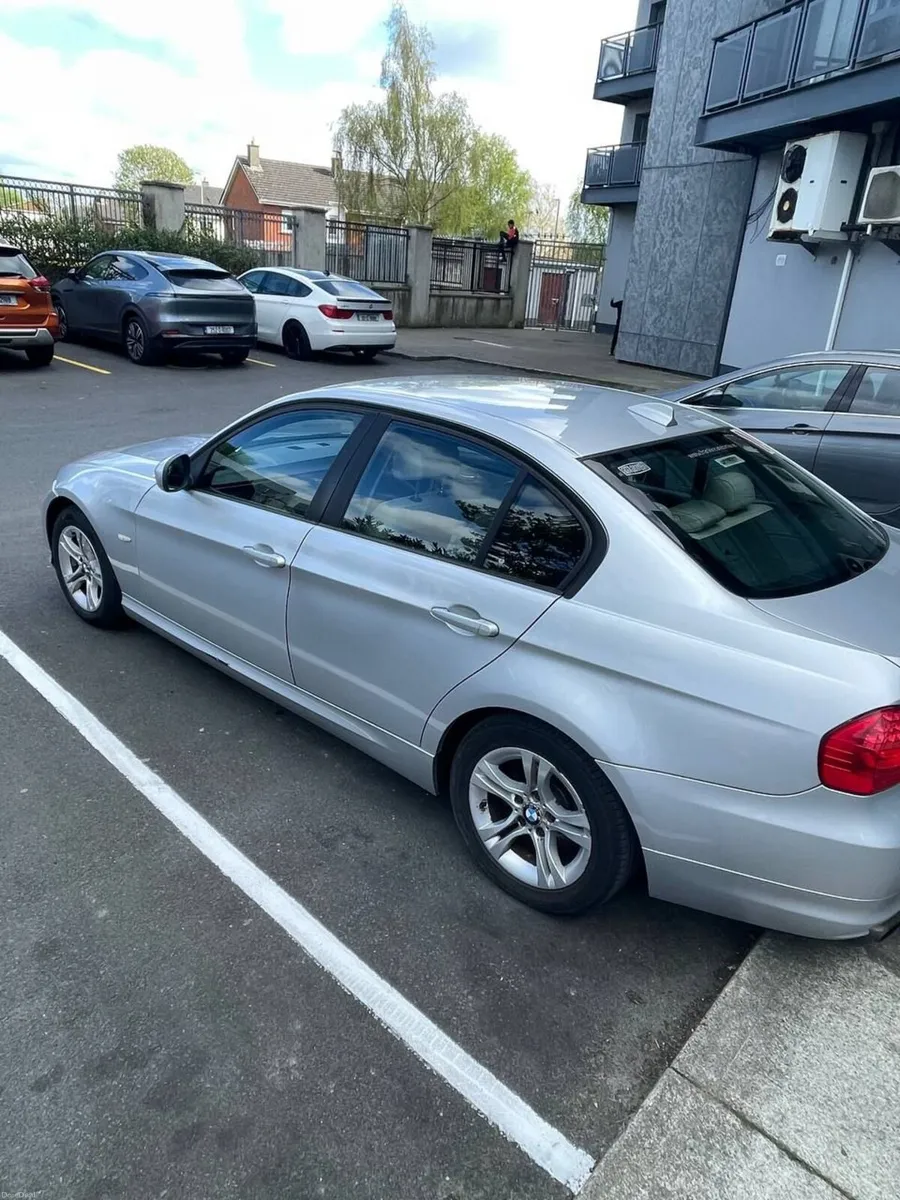 BMW 3-Series 2011 - Image 4