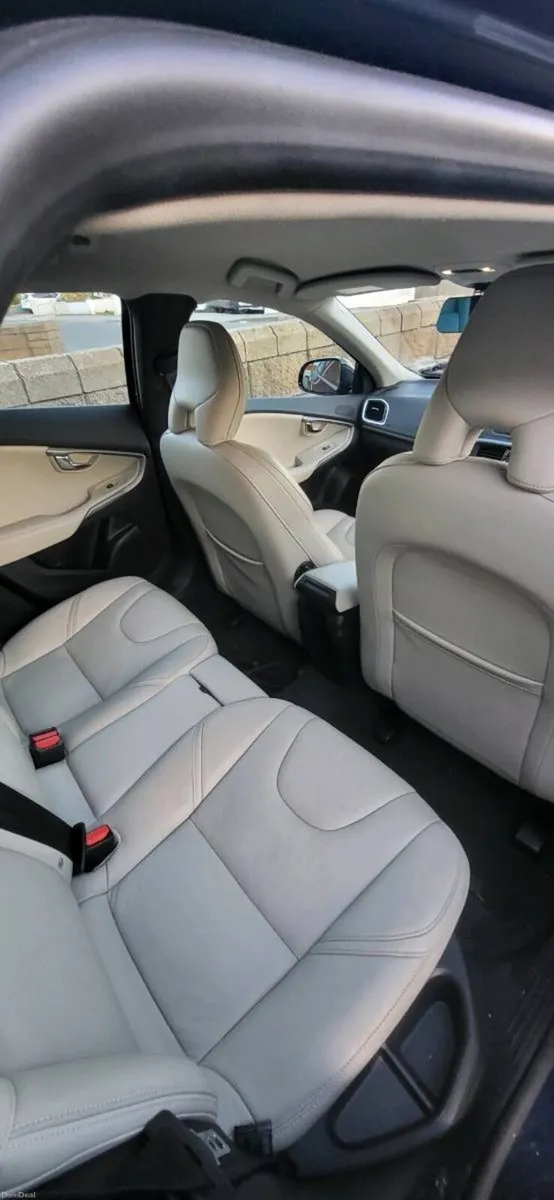 Volvo V40 151 automatic- Immaculate inside & out - Image 4