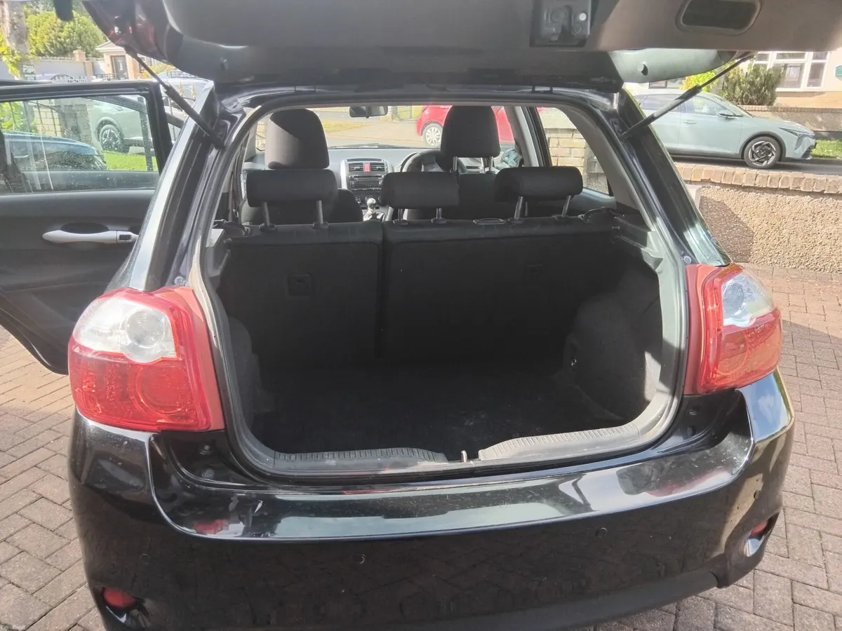 Toyota Auris 2013 - Image 2