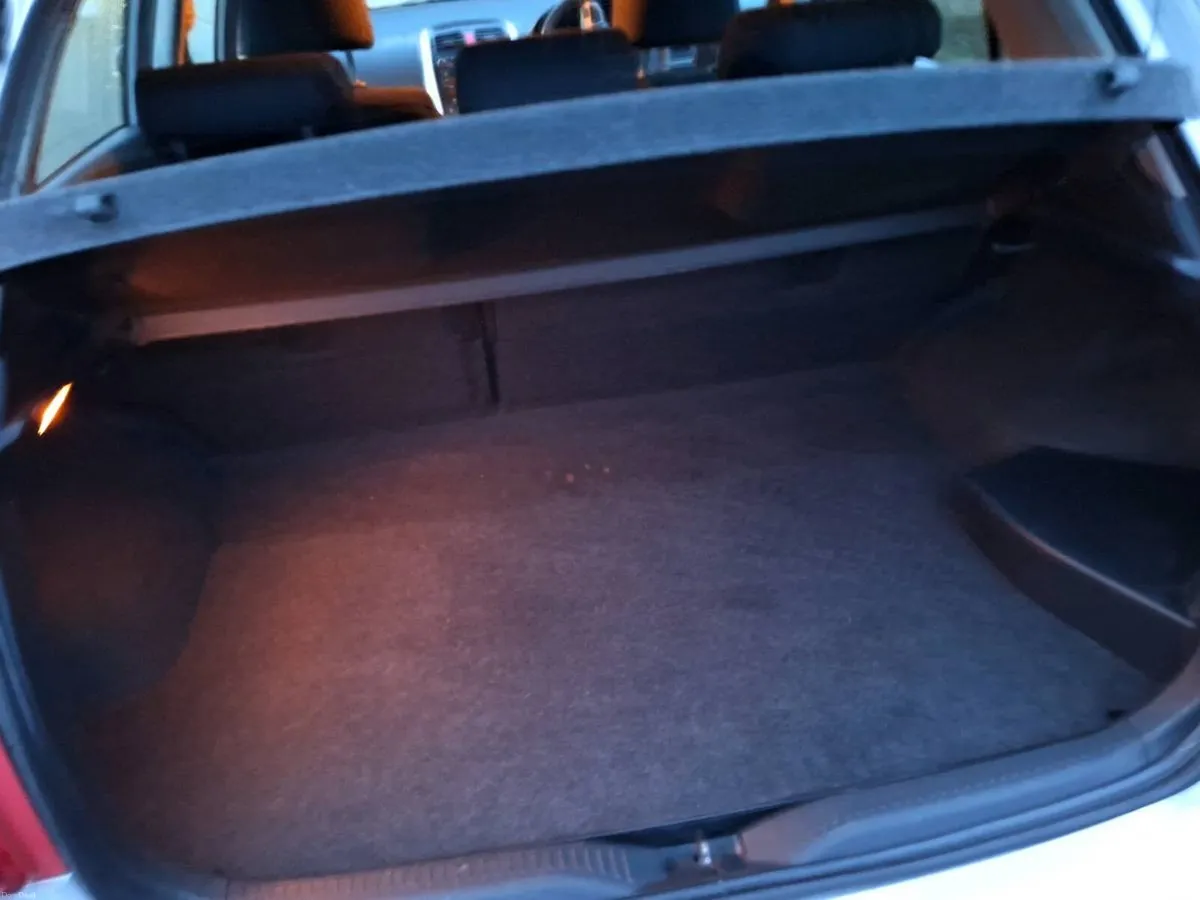 12 Toyota Auris 1.8l hybrid automatic - Image 4