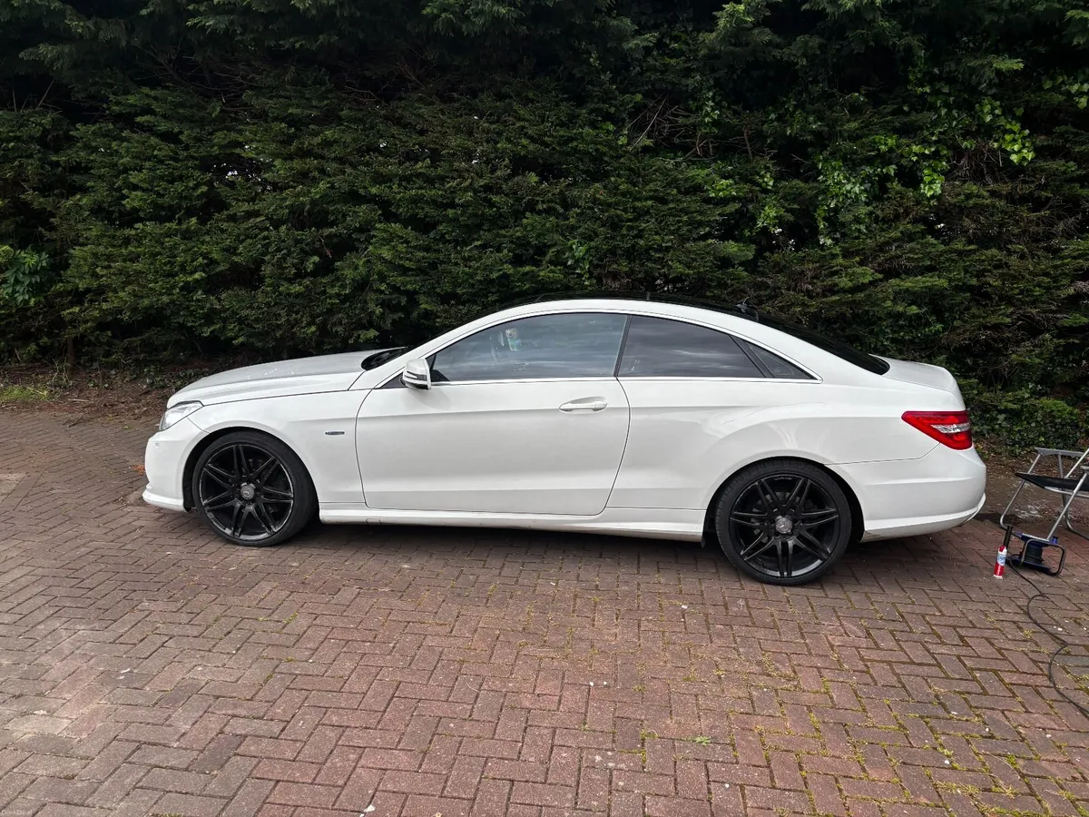 Mercedes-Benz E-Class 2011 - Image 1