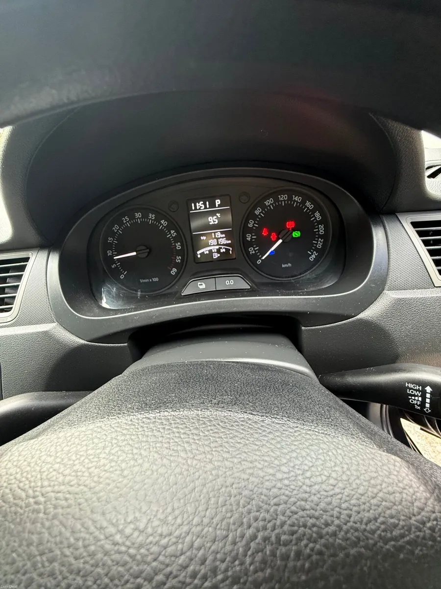 Skoda Rapid 2015 - Image 4