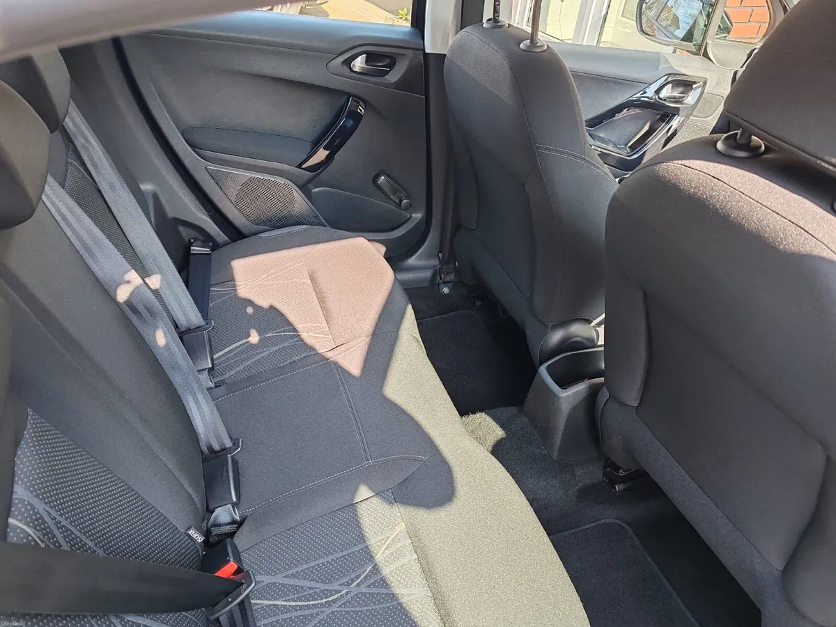 Black Peugeot 208 - Image 4