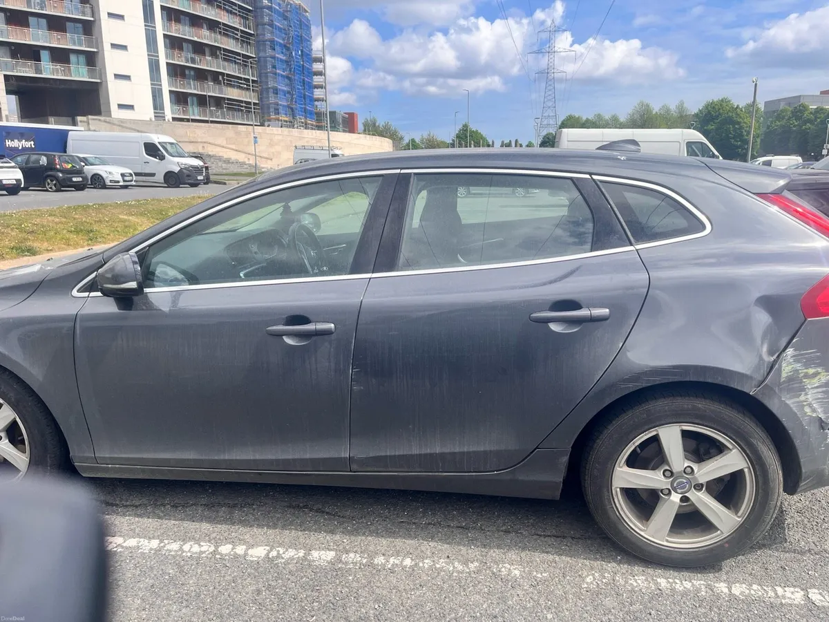 Volvo V40 - Image 2