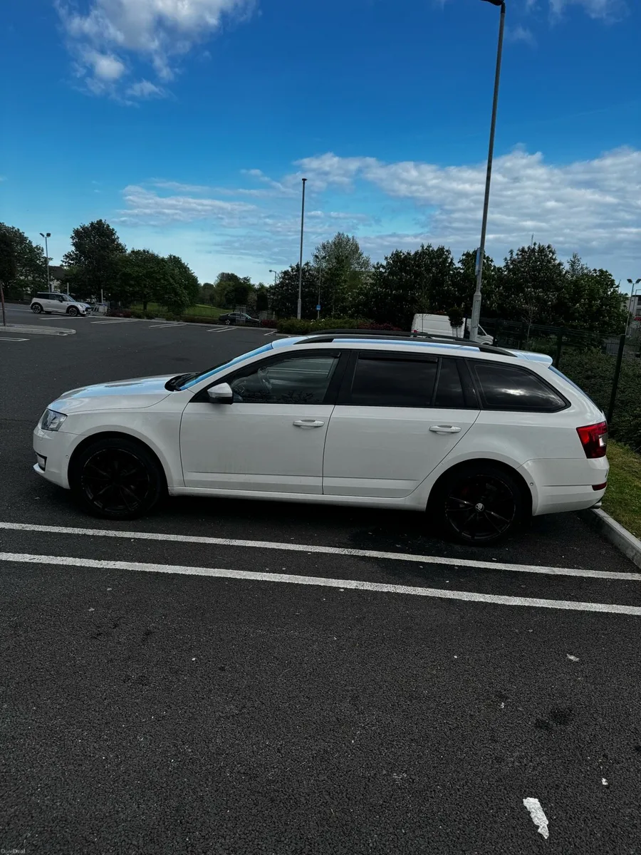 2015 Skoda Octavia estate - Image 4