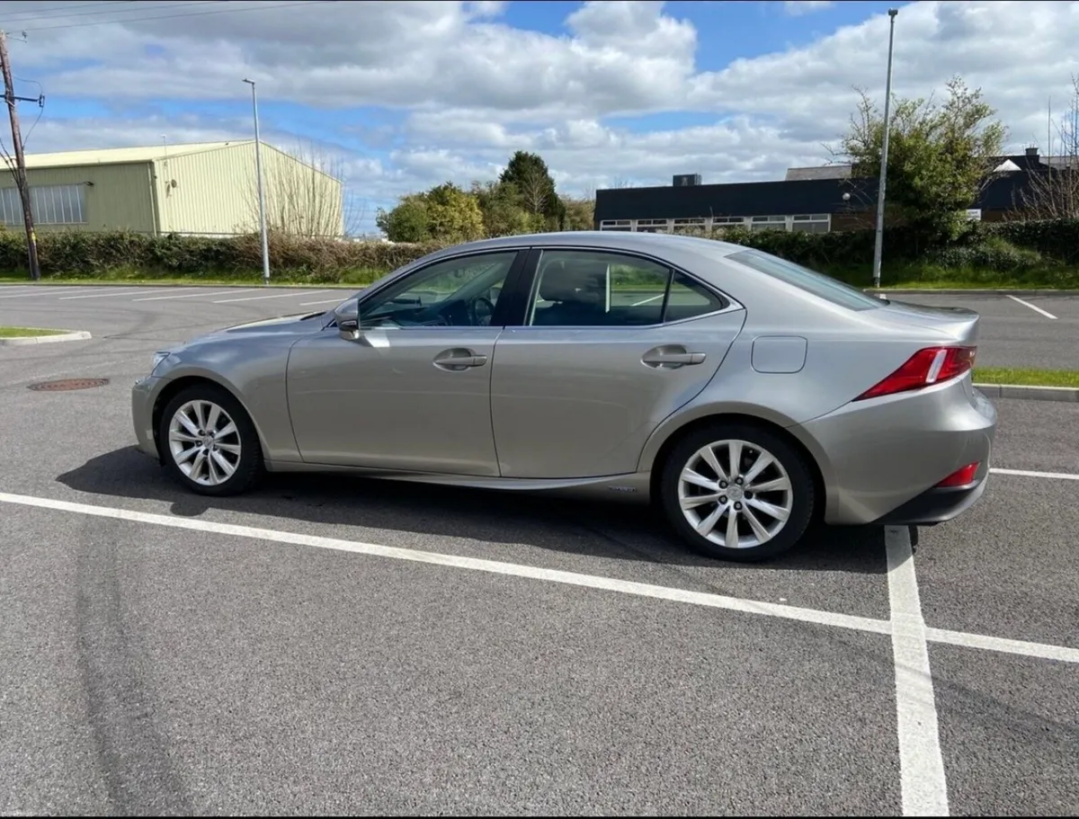 Lexus is 300 h - Image 1