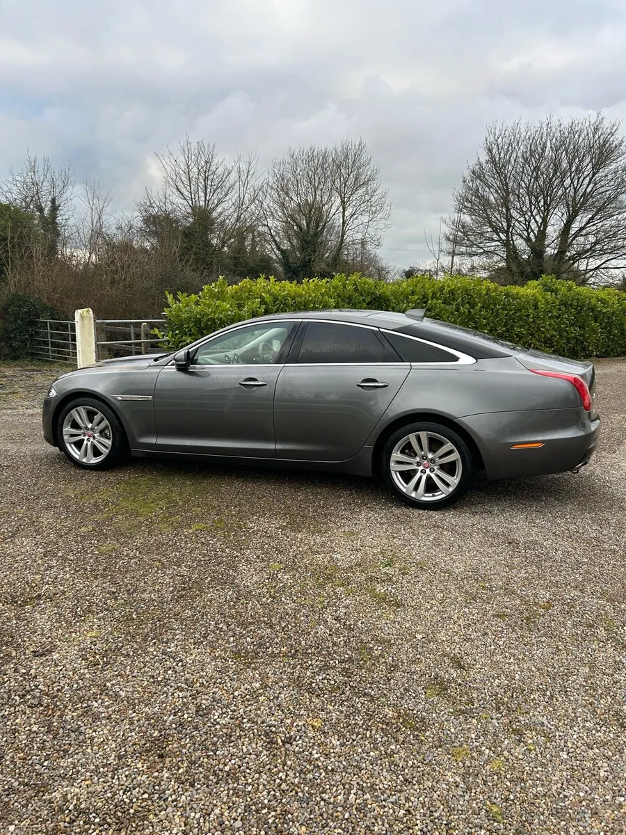 152 Jaguar XJ 3.0 litre V6 Diesel Premium Luxury - Image 2