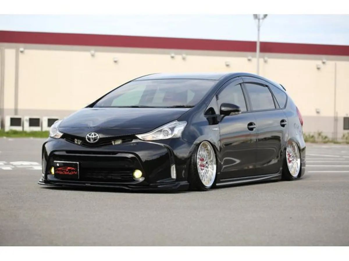 Title: 2017 Toyota Prius Alpha – 53k km - Image 3