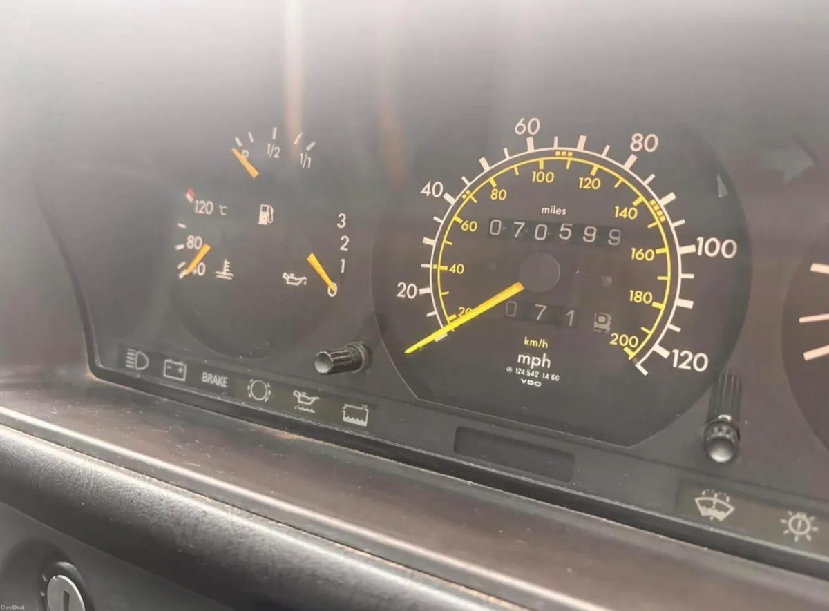 1987 Mercedes Benz 250 - Image 4