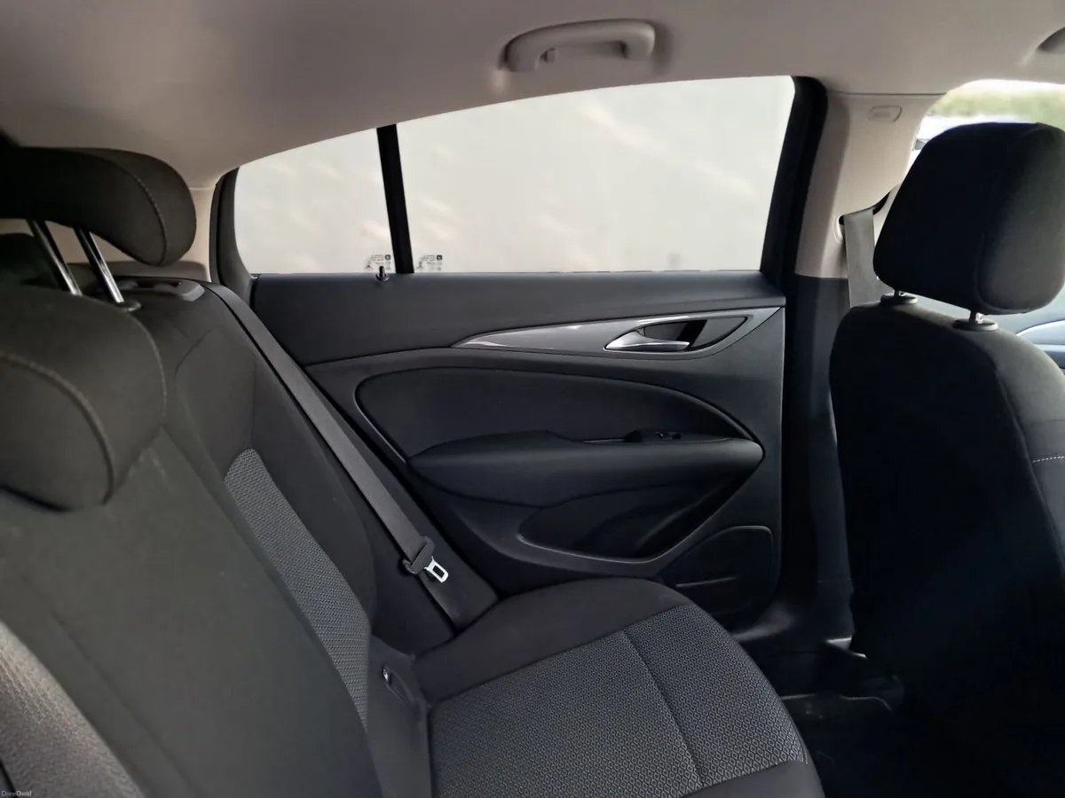 Opel Insignia 2017- Clean a - Image 6