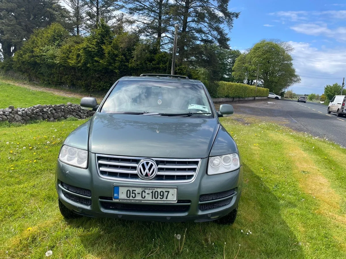 2005 Volkswagen tourag - Image 2