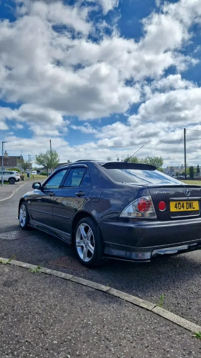 Lexus IS 2000 - Image 1