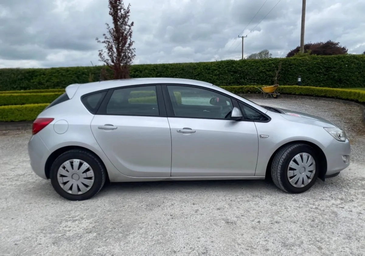 Opel Astra 2011 - Image 1