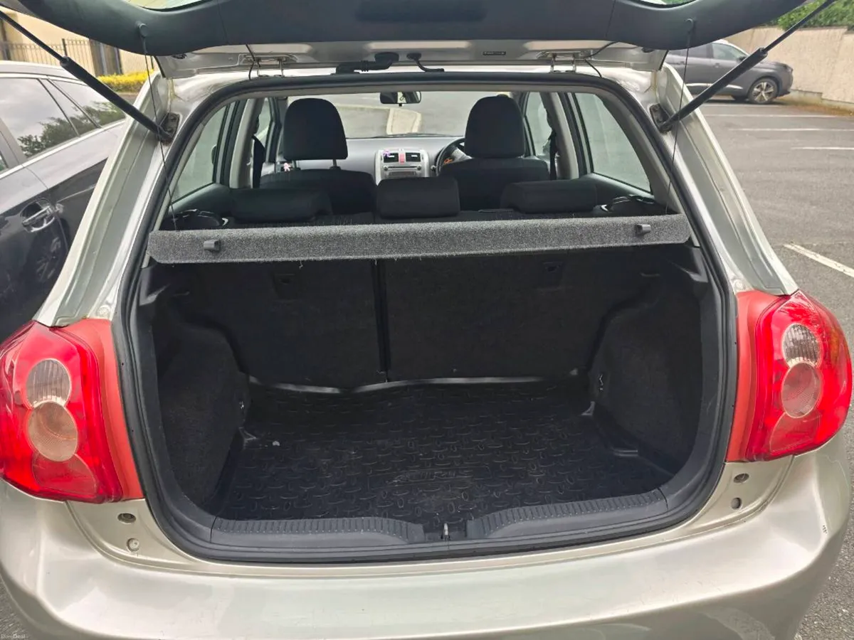 Toyota  Auris  perfect condition - Image 3
