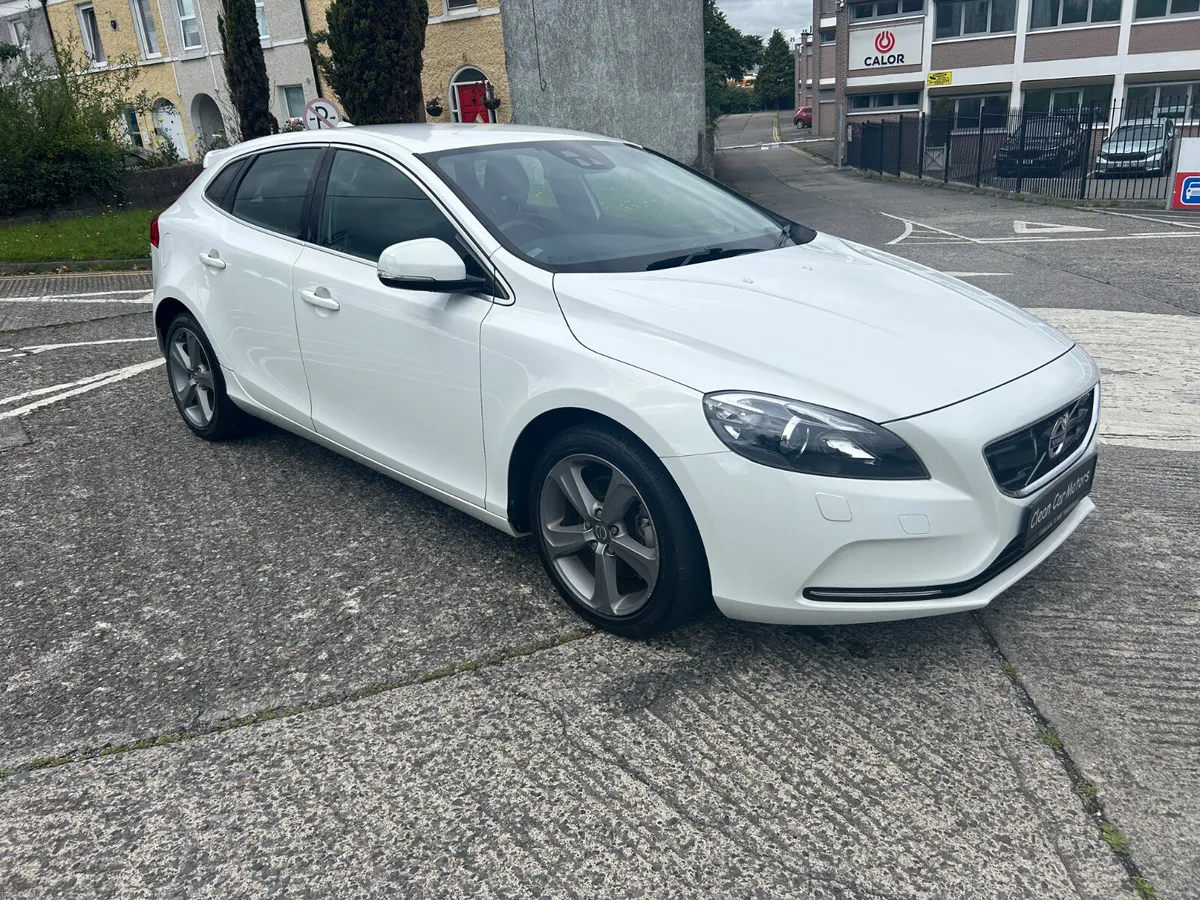 VOLVO V40 2015 AUTO HIGH SPEC - Image 2