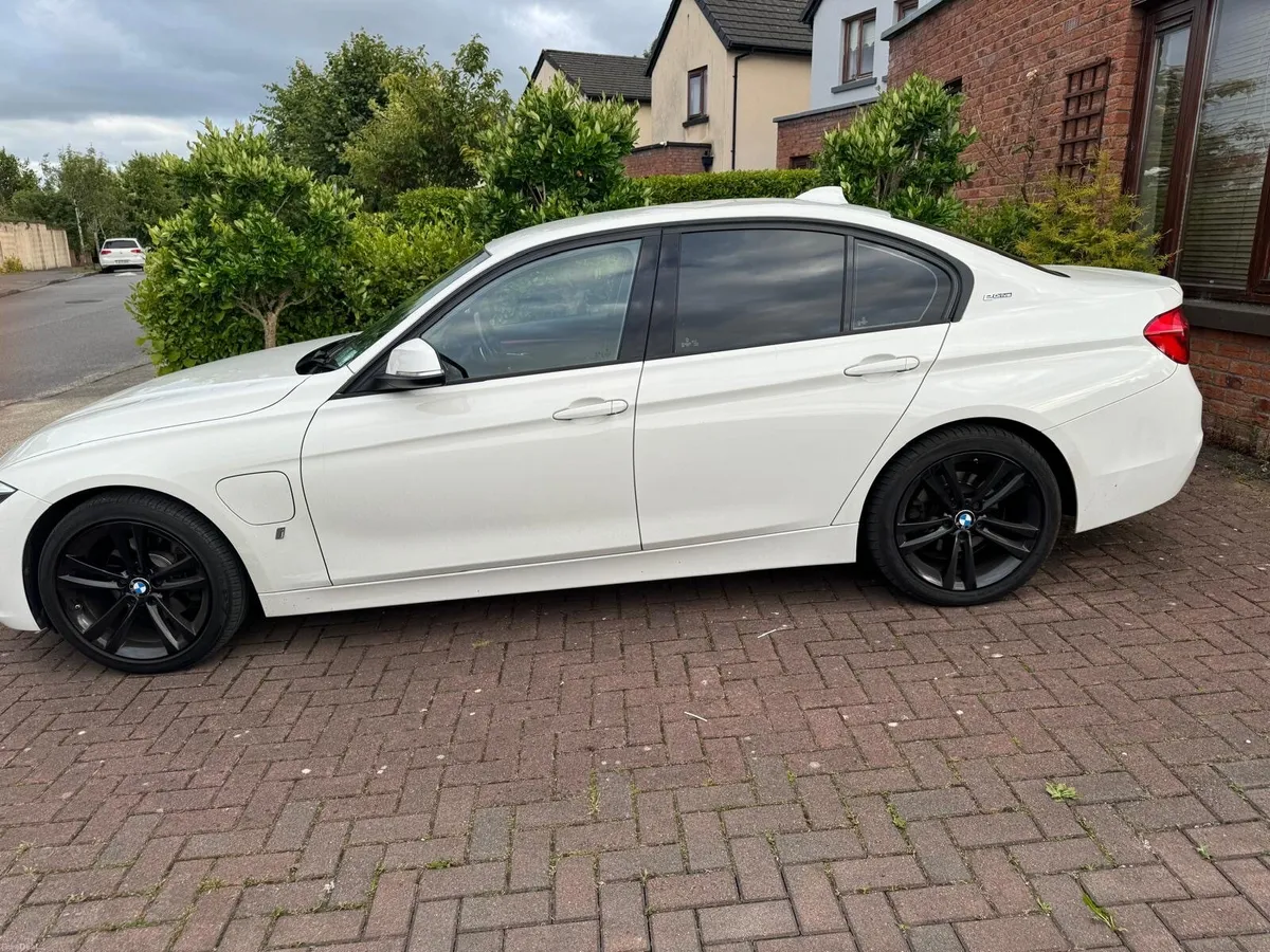 BMW 3-Series 2018 - Image 3